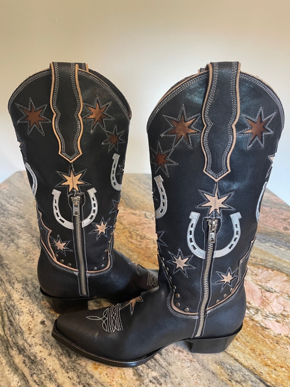 Old Gringo Lucky Star 14” Boots
Silver Horseshoe Bronze Star
Size 7.5 NWB - Picture 4 of 8